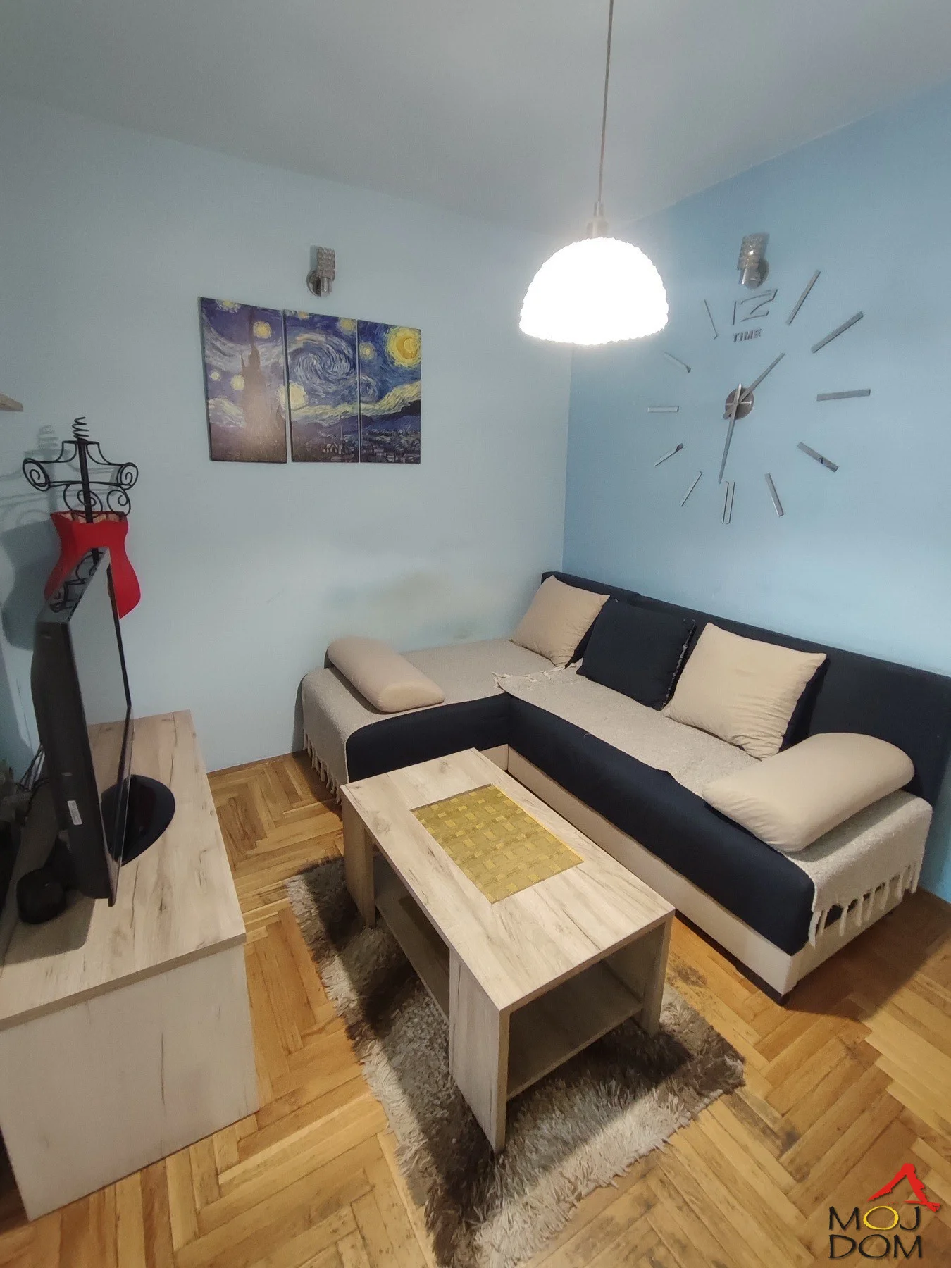 Na prodaju funkcionalan jednoiposoban stan od 32m², smešten na 5. spratu zgrade sa liftom, izgrađene 2008. godine. Stan se sastoji od svetle dnevne sobe povezane sa kuhinjom, spavaće sobe i kupatila. Nakon ulaska u stan, do glavnog prostora se do
