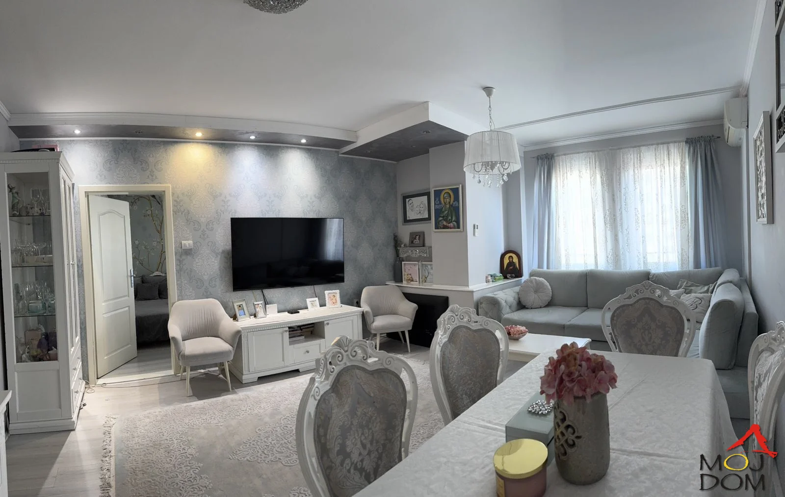 Property Description:

Property type: Three-room apartment
Area: 72m²
Building condition: Older construction
Heating: City
Floor in building: 4th floor
Additional information: Terrace, Elevator, Parking, Garage, Basement, Storage, Internet, Telephone, Satellite TV, Cable