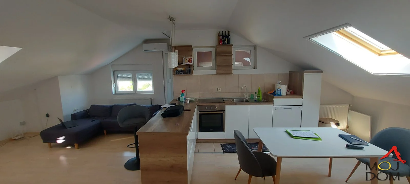 Five-room apartment in Klisa, Novi Sad
Moj Dom Agency is selling an excellent five-room apartment in the Klisa neighborhood of Novi Sad. The apartment is 94m2, located on the third and top floor of a residential building. The building does not have an elevator but the apartment has a terrace. All rooms