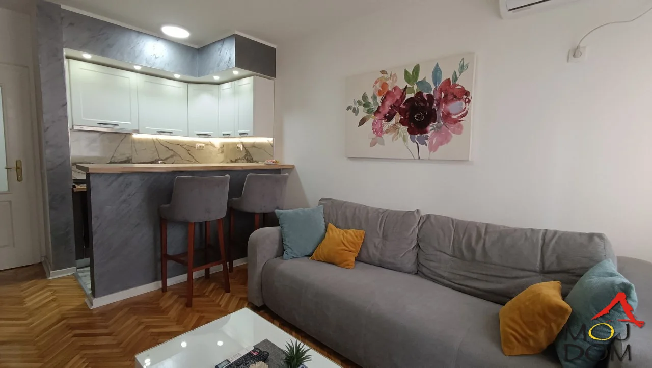 Fully equipped one-and-a-half room apartment for sale in Nova Detelinara. Prime city location, well connected by roads and close to all necessary amenities. The apartment is move-in ready, with complete accompanying furniture, appliances, and