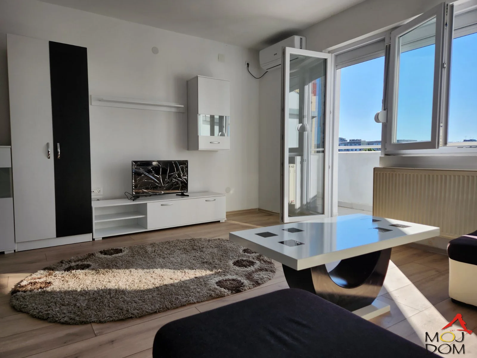 Na prodaju kompletno namešten dvosoban stan od 51m² na atraktivnoj lokaciji u naselju Grbavica. Stan se nalazi na 5. spratu u zgradi sa liftom i poseduje terasu sa lepim pogledom na okolinu.
Sastoji se od dnevnog boravka, spavaće sobe, kuhinje sa 