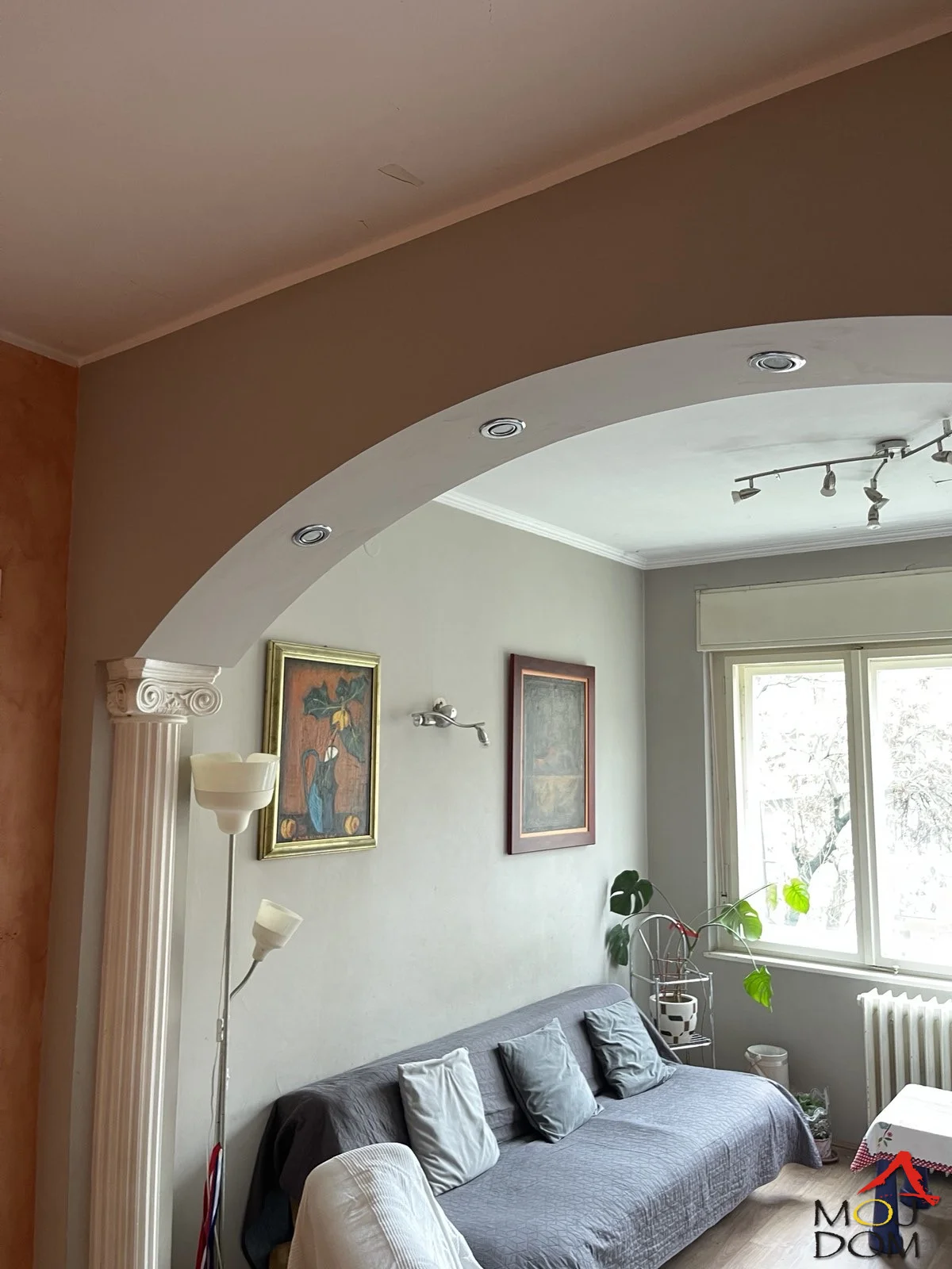 Na prodaju dvosoban stan od 58m²+ 11m2 terase  u samom centru Novog Sada, u ulici Stevana Milovanova. Stan se nalazi na prvom spratu starije zgrade, ali je održavan i funkcionalan. Grejanje je centralno – gradsko, što obezbeđuje toplinu tokom c
