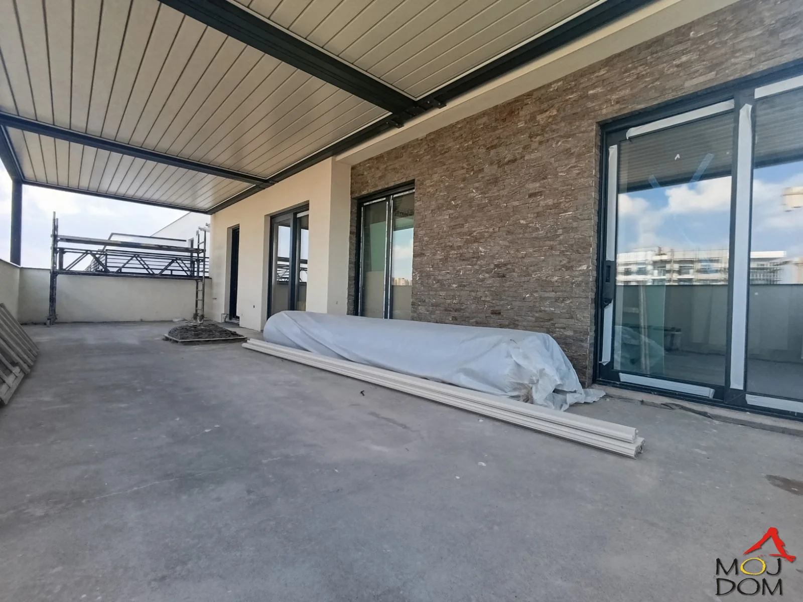 We are selling an outstanding penthouse in a newly built building in Telep.

In a great location near Lidl, in an already inhabited building by a developer known for high construction quality, this apartment could be the realization of your dream.

Two la