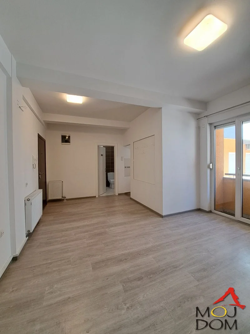 Agencija Moj Dom nudi na prodaju funkcionalnu garsonjeru na izuzetnoj lokaciji, pogodnu kako za stanovanje, tako i za obavljanje poslovne delatnosti, poput ordinacije, salona lepote ili kancelarije. Stan je svetao, dobro održavan i prostran u odnosu