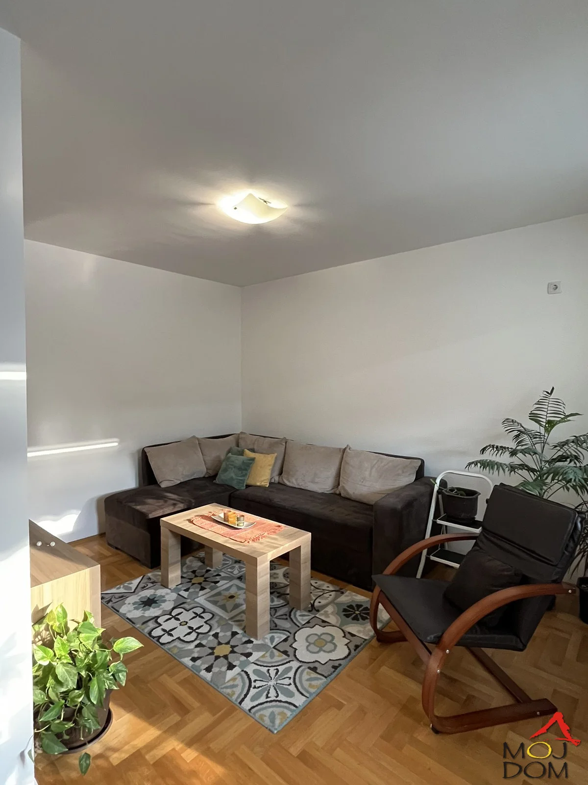 Four-room duplex on Bulevar Patrijarha Pavla, Novi Sad 
Moj Dom Agency is selling an excellent four-room duplex on Bulevar Patrijarha Pavla in Novi Sad, on the fourth floor of a residential building with elevator. The apartment consists of 2 levels, on the first