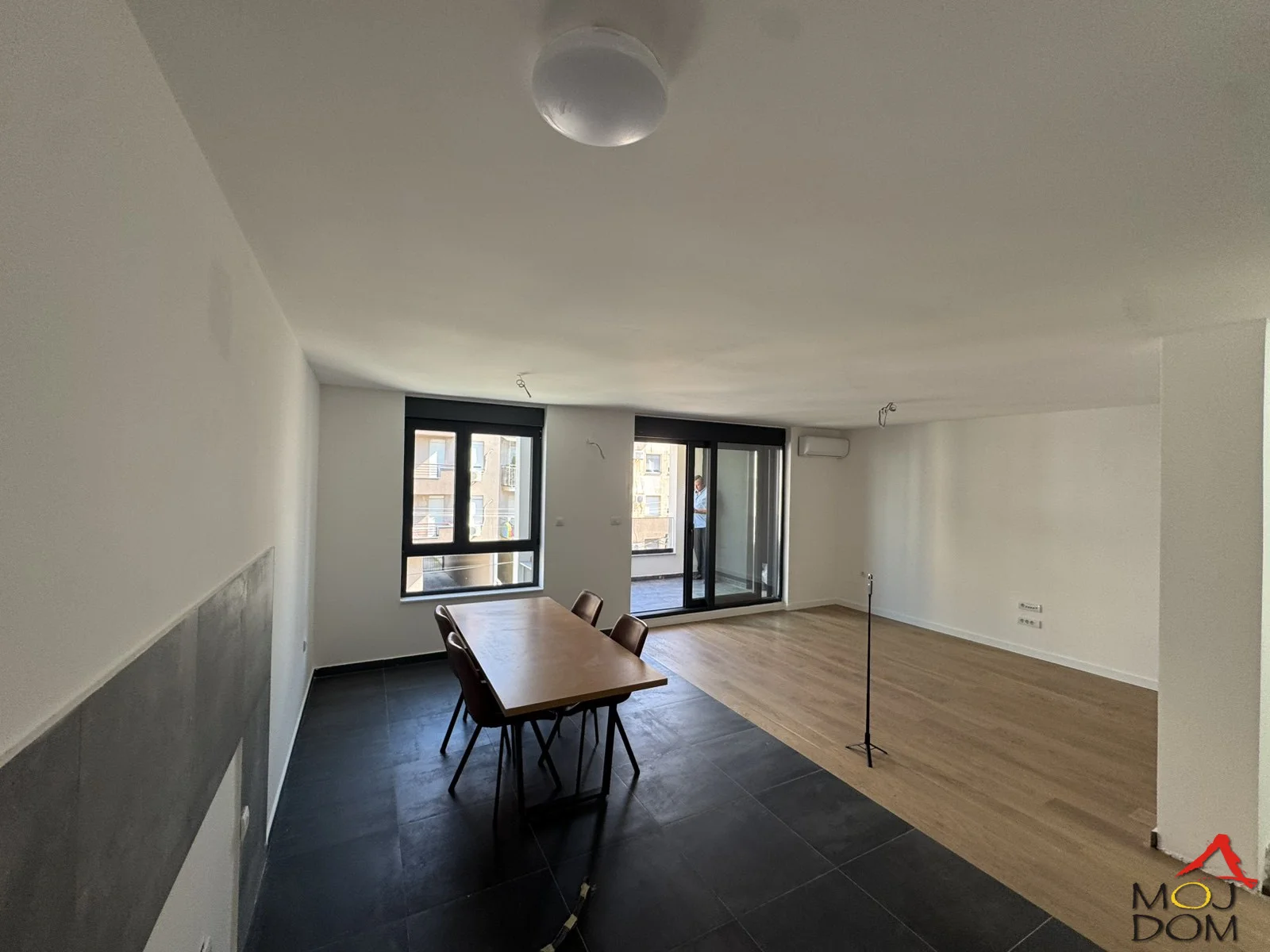We are selling a move-in-ready six-room apartment in an urban villa in Telep.

We offer two exclusive apartments of 136 m² and 143 m² in a quiet and elite area of Telep, in a top-quality urban villa.

Each apartment has as much as 90 m² of rooftop terr