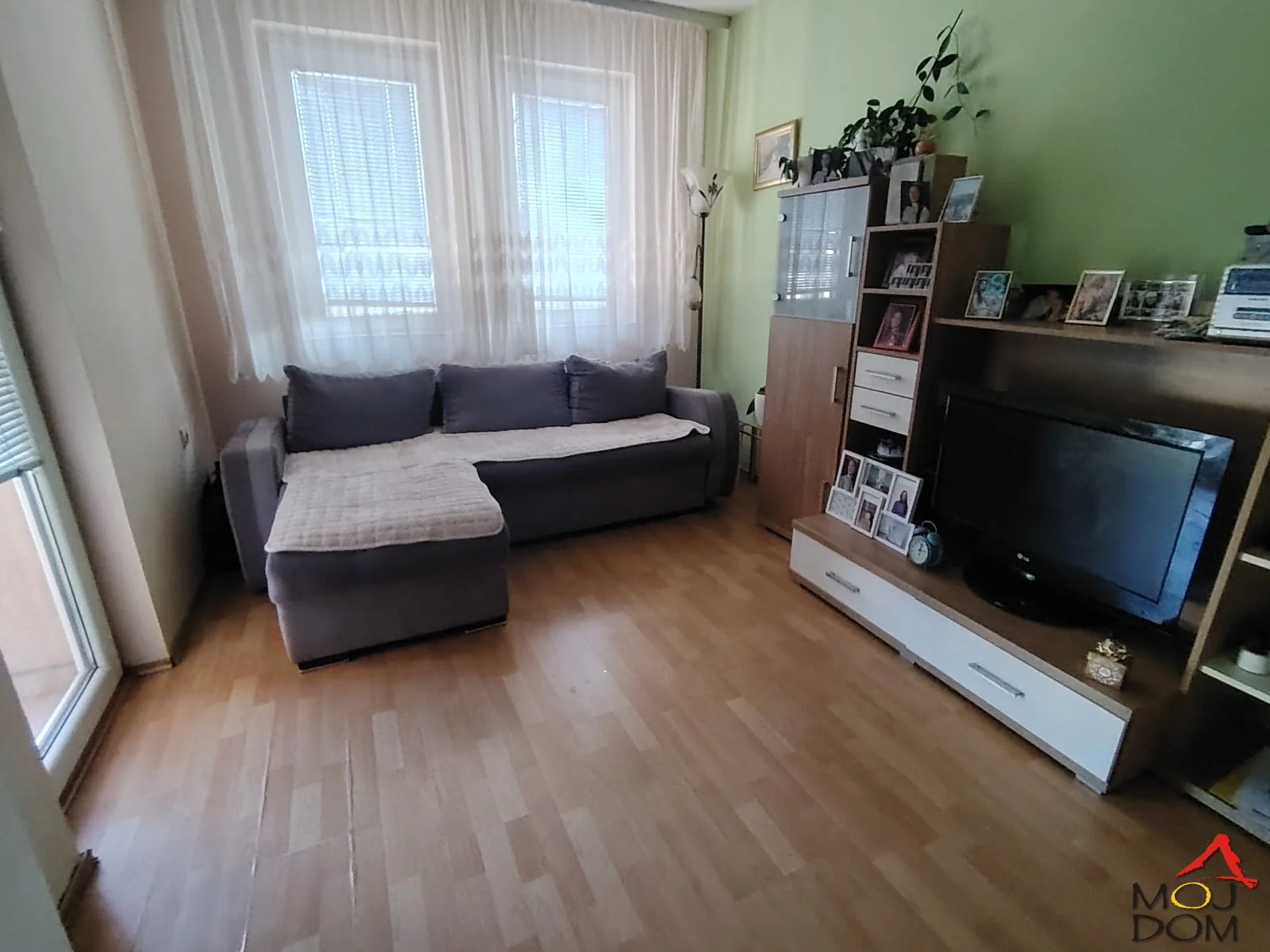 Prodaje se trosoban duplex stan na Grbavici. Dvorišno je orjentisan i nalazi se na petom spratu stambeno-poslovne zgrade sa liftom. 
U donjoj etaži stan sadrži predsoblje, dnevni boravak sa kuhinjom, trpezarijom i ostavom, toalet i terasu. U gornj