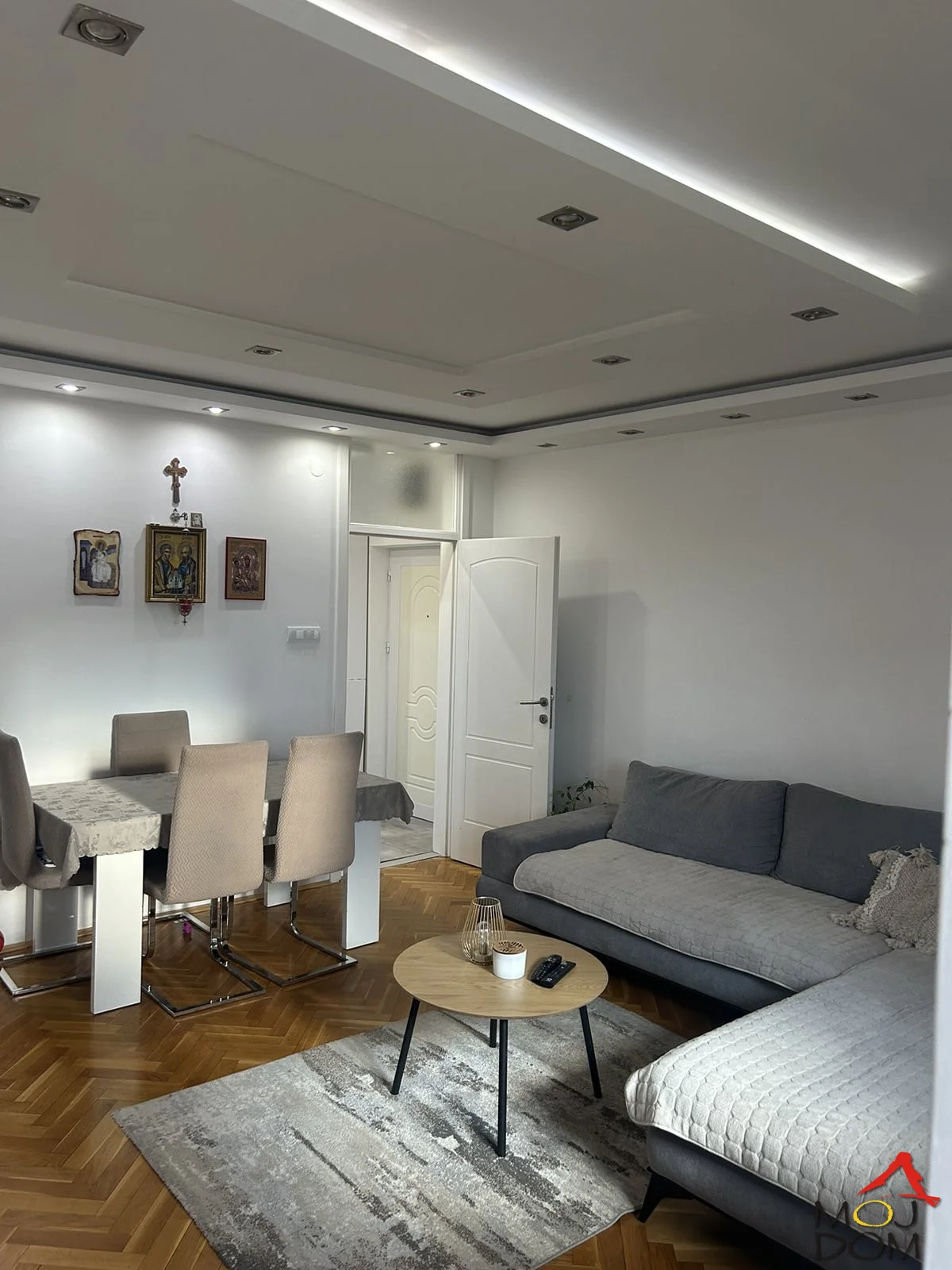 Просторная двухкомнатная квартира, 62 м², двухсторонняя ориентация — Новая Детелинора, Нови-Сад

Продается комфортная двухкомнатная квартира площадью 62 м², с двумя сторонами света, расположенная на первом этаже жилого дома в спокойном районе Новой Детелинора, рядом с Ярмарко...