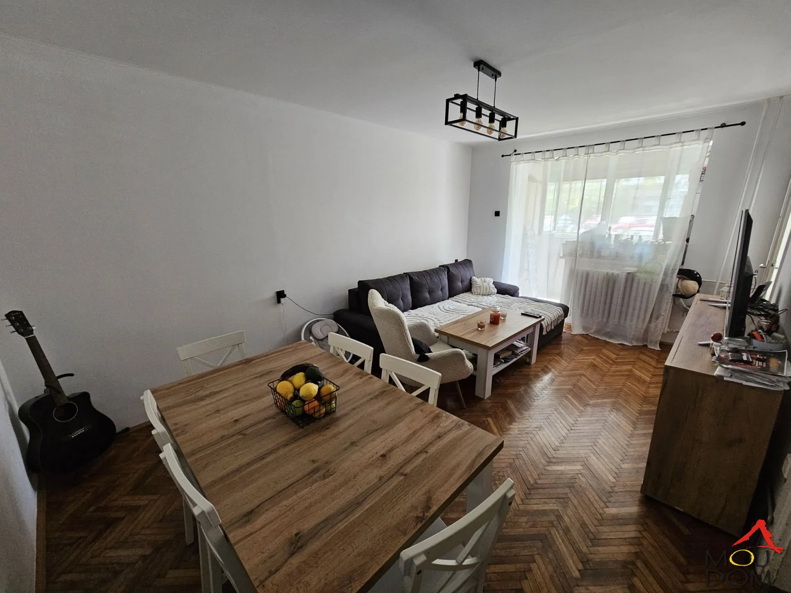 For sale apartment of 54m2 (51m2 registered, due to a closed terrace additional area), at a TOP LOCATION, overlooking SUP Kralja Petra, ideal for business premises. Only the bathroom remains to be renovated.
The apartment comes with a basement with a separate room for st