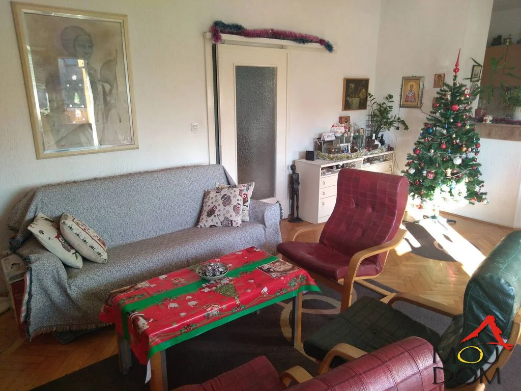 MojDom Agency offers you a three-room apartment near Futoška market with the potential for a duplex and attic space.
On the third floor of a residential building without an elevator, in a quiet street close to the city center, a quality three-room apartment with outstanding layout and func