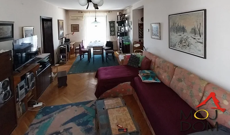 Urgent sale! Functional family apartment in the city center on the 4th floor. Ideal location for living. All necessary amenities nearby and separated from the noise. The apartment is on two levels, has 3 bathrooms. The lower level is 75 m2, has a double orientation
