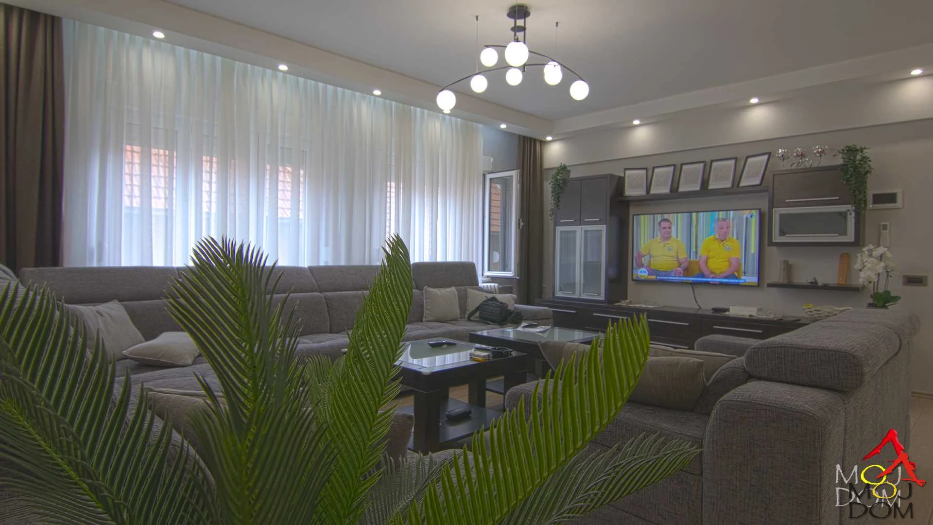 Novi Sad, Center-Spens Apartment in a villa, Completely renovated in a well-maintained building with 4 apartments. Security doors, aluminum carpentry, suspended ceilings, halogen lighting, linen wood floors, finished screed floors, foreign ceramics. Triple orientation. Above is t