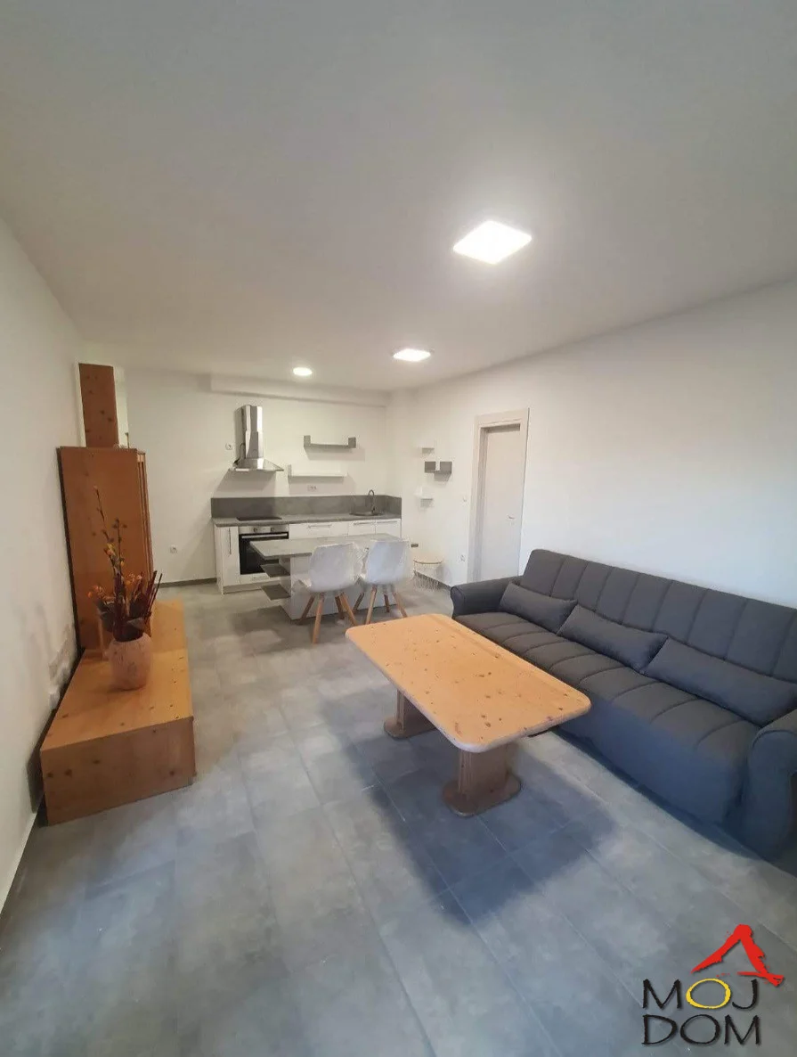 Na prodaju dvosoban stan 43m² – novogradnja, treći sprat, terasa, dvorišna orijentacija

Prodaje se moderno opremljen i izuzetno funkcionalan dvosoban stan površine 43m², smešten na trećem spratu kvalitetne novogradnje sa liftom. Stan je ide