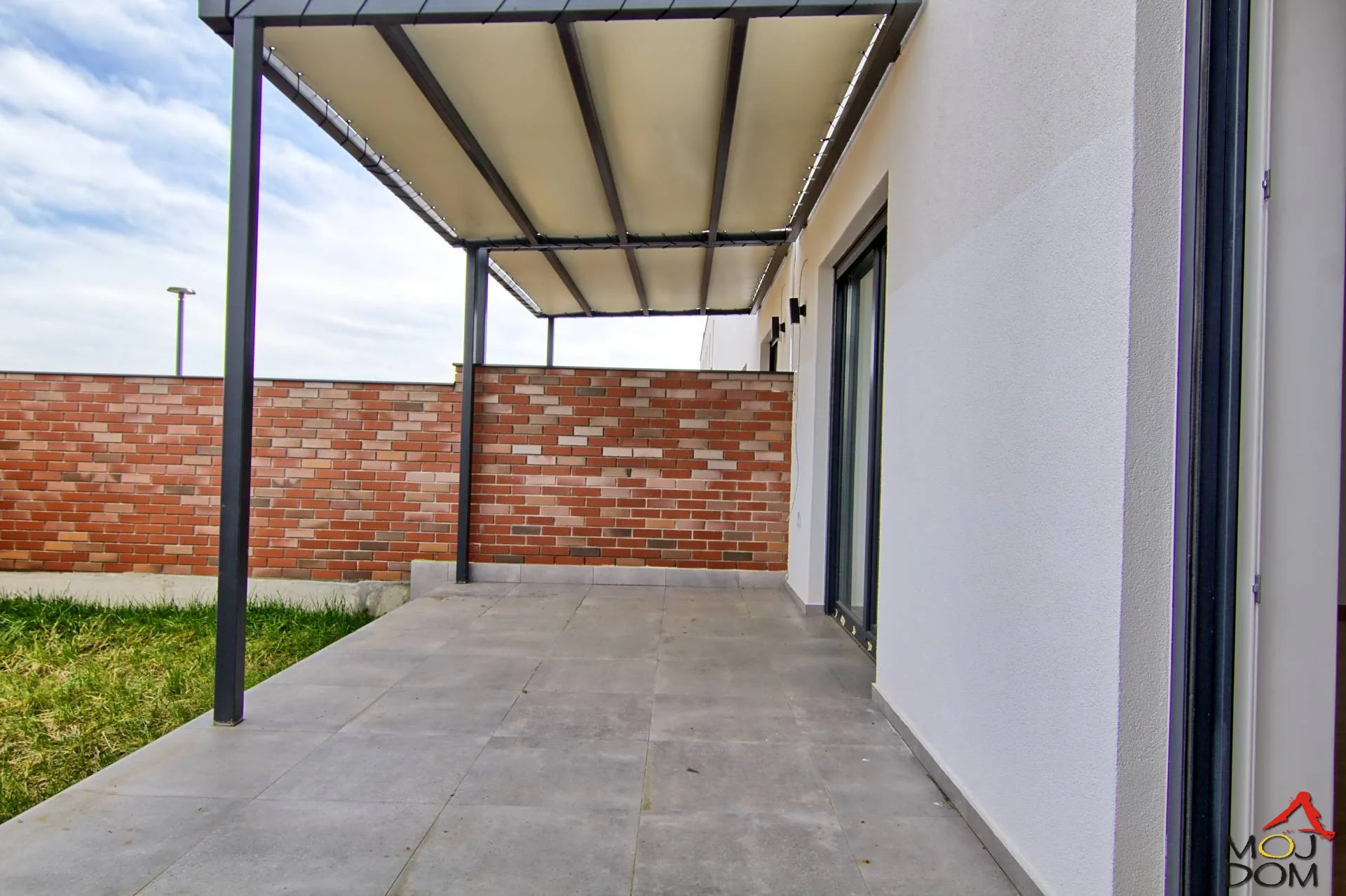 Luxury apartment with the feel of a house in Alibegovac, area 154m2. Surrounded by greenery and a children's playground. Only 5 minutes' drive from Novi Sad. The lower level features a living room with kitchen and dining area, bathroom, and storage. The up
