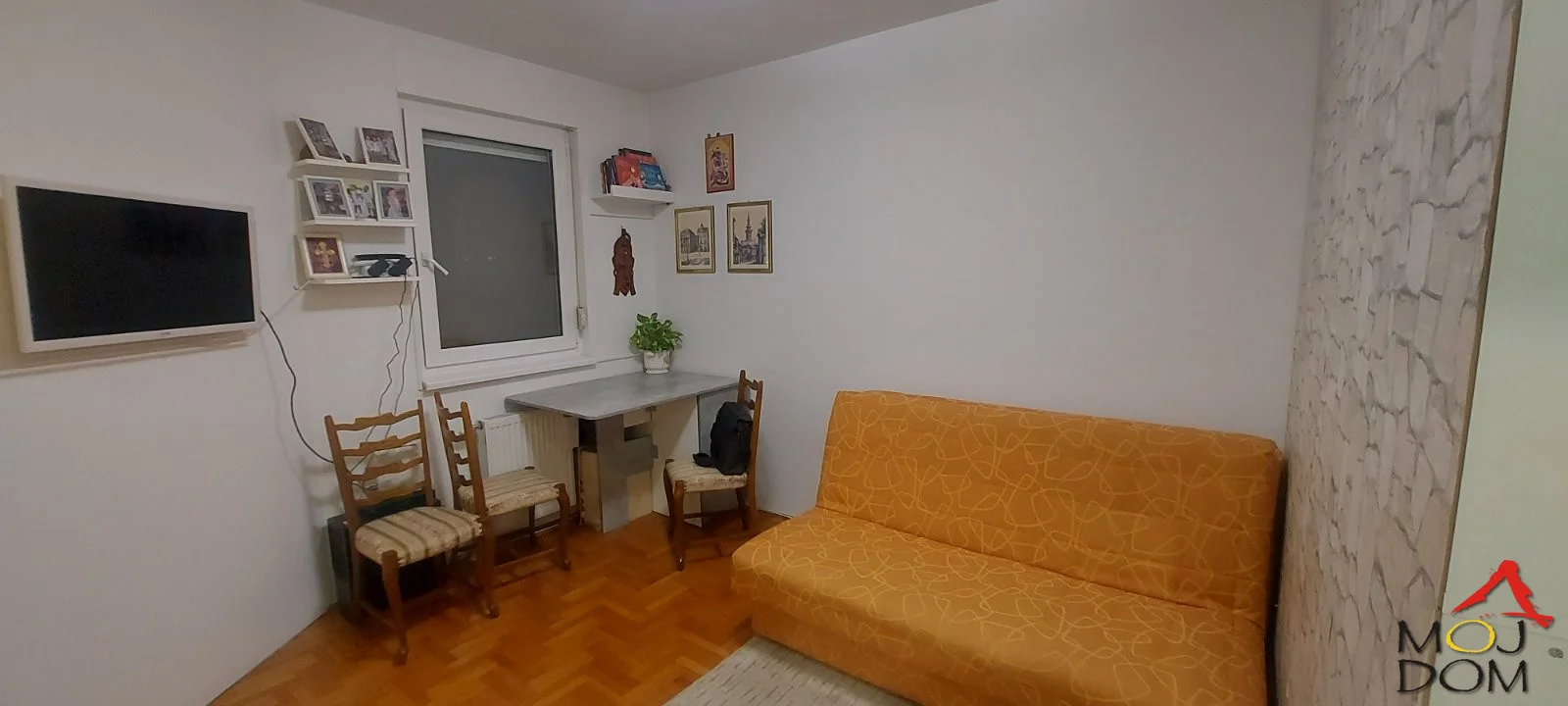 Excellent studio apartment in Telep, Novi Sad 
Moj Dom Agency is selling a beautiful studio at the beginning of Telep, in Novi Sad. The apartment is 25m2, located on the second floor of a building with an elevator. Every centimeter is smartly utilized so this apartment has