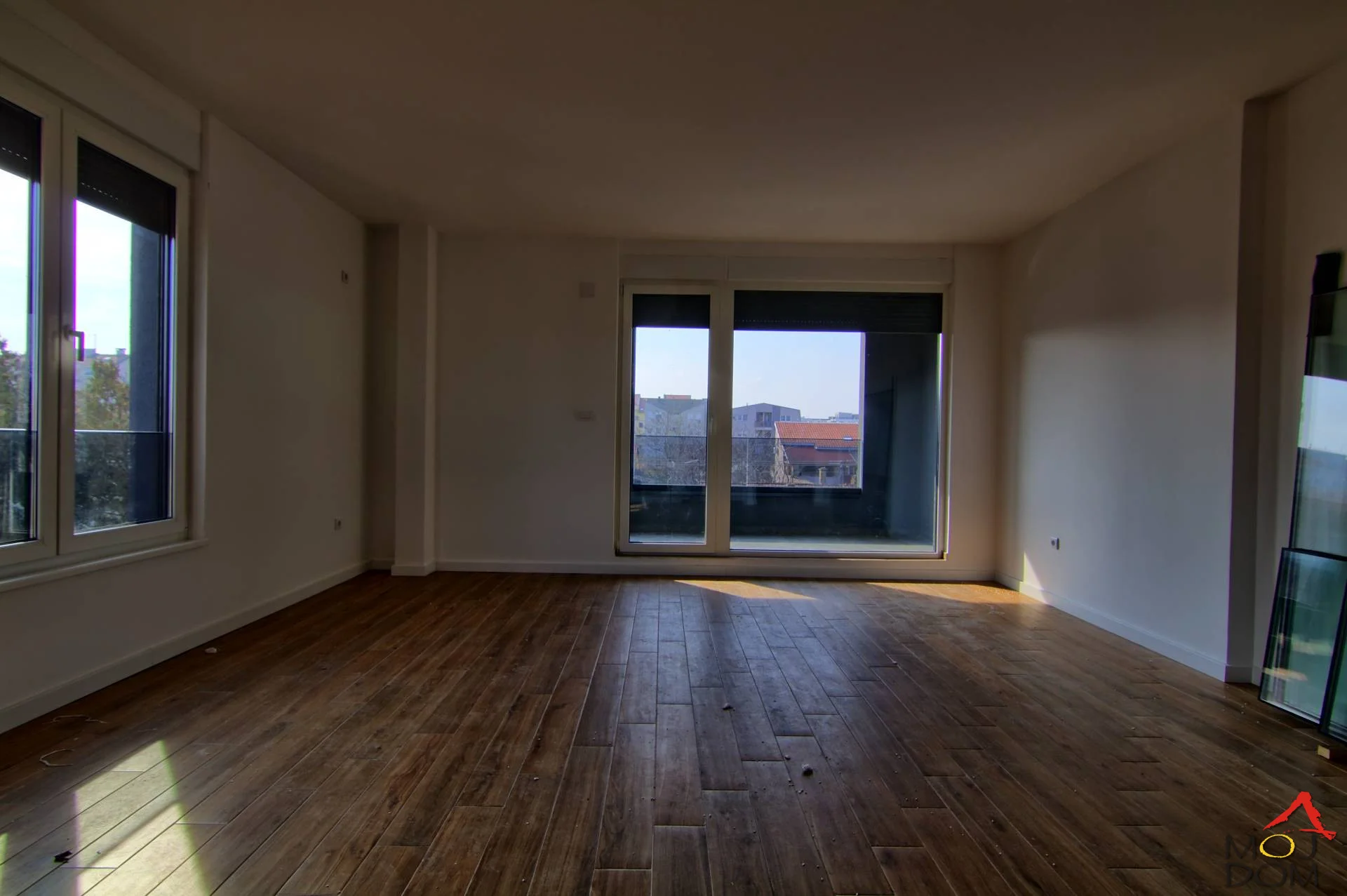 New building in Telep, Novi Sad 
Moj Dom Agency is selling a unique four-bedroom apartment in the most beautiful part of Telep. The apartment is 115m2, has 3 bedrooms, two bathrooms, a large bright living room with a kitchen, a smaller terrace, and two huge t