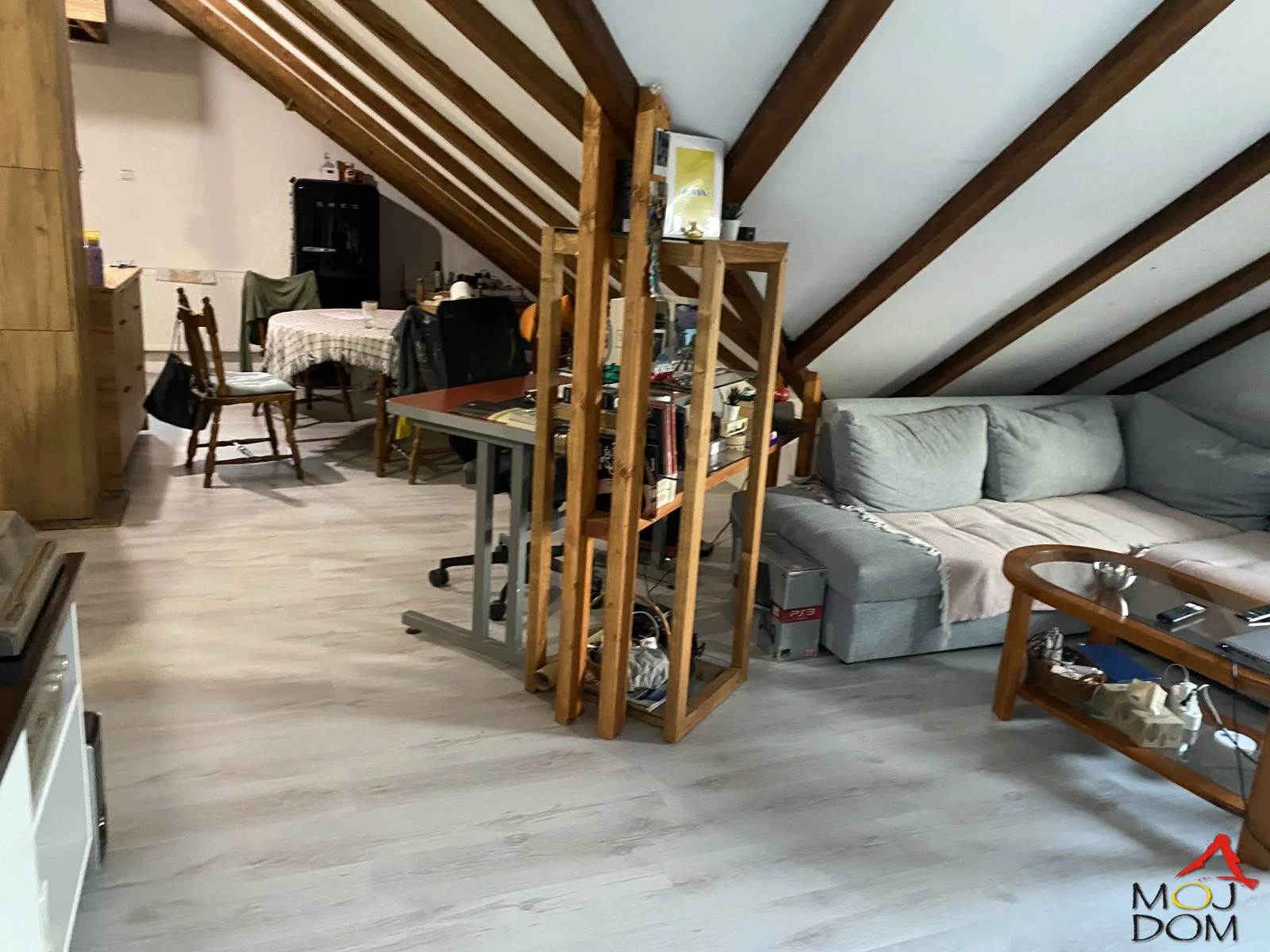 Two-bedroom apartment in Telep, Novi Sad 
Moj Dom Agency is selling a two-bedroom apartment in Telep in Novi Sad. The apartment is 64m2 and is located in the attic of a residential building. It consists of a large bedroom, living room, kitchen, and bathroom. There is a possib
