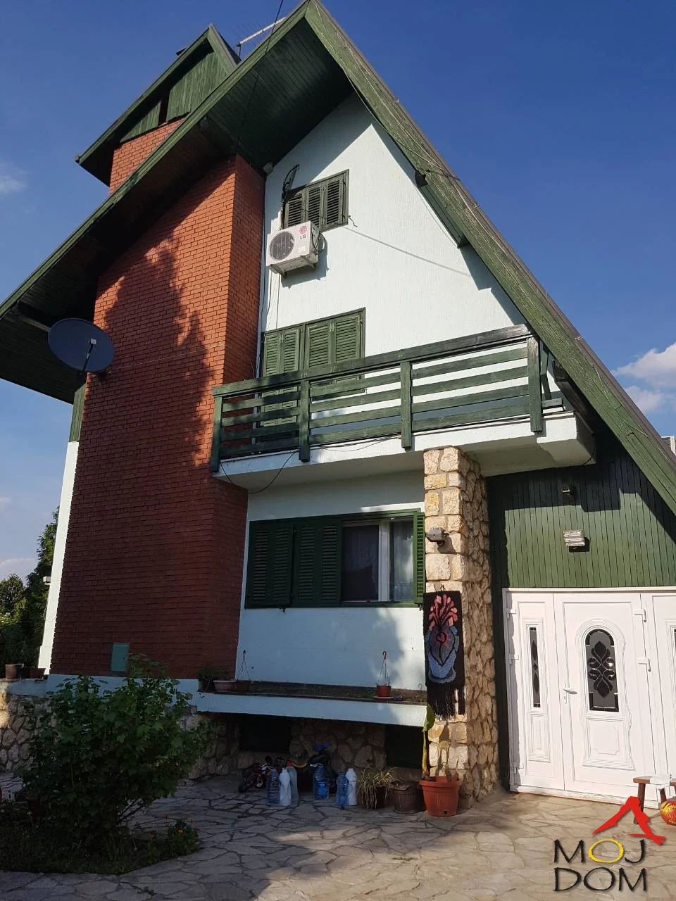 House in Sremska Kam. on Čardak, plot area 2000m2, living space about 500m2. The house has a basement, ground floor, first floor, and attic. Living room, dining room, kitchen, 5 bedrooms, 2 bathrooms, 1 WC, sauna, jacuzzi for 4 people, gym