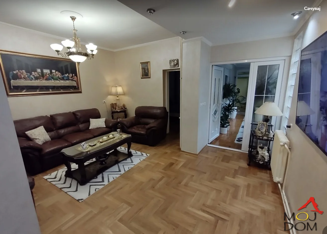 Completely renovated property in Podbara. Ground floor and attic. Floor heating. There is video surveillance and private parking on the street. Shared yard with another owner, both share the yard.
(Moj Dom real estate, Novi Sad, Reg. no. 174)