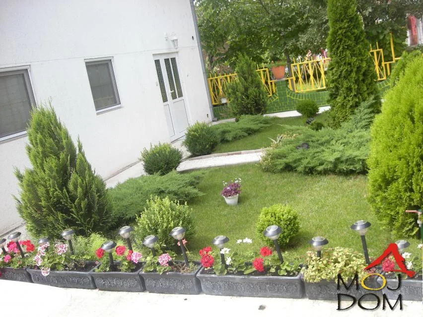 Family house - Novi Sad. 5.0 layout, newer, fully equipped house living area of 200m2 on a base of 96m2, built on a 300m2 plot, levels GF and attic. On the ground floor, two separate residential units with separate entrances: a studio