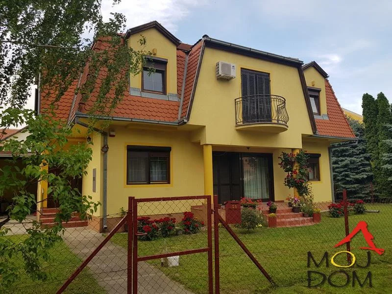 Odlična kuća Pr  visoko PK, 2 dvoiposobna - trosobna stana, uknjiženba na 123m2, a ima realno oko 200m2, na placu od 569m2. Kuća zidana sendvič zid - blok, izolacijas, cigla, komplet infrastruktura, plac ograđen.
Sifra - 3001928
(Moj Dom nekret