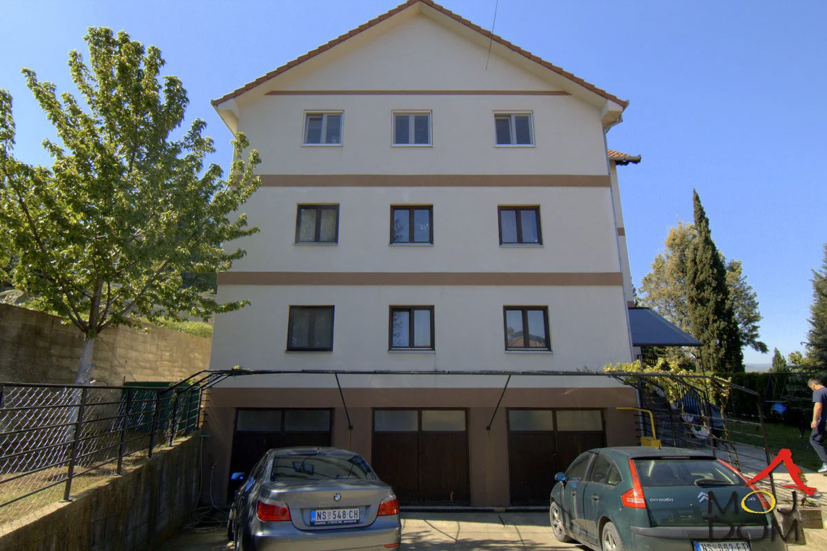 House on Čardak consisting of three apartments. Each apartment has its own garage. Sale is only as a whole.