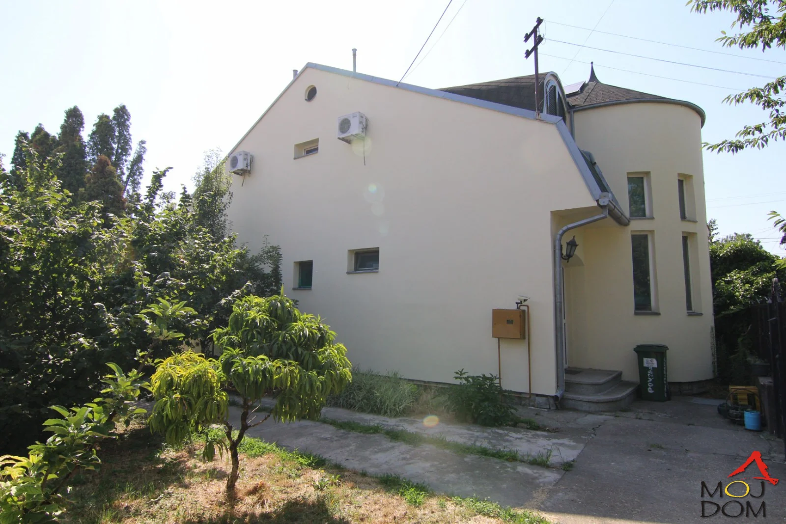 House for sale near Najlon market, Slana Bara, built in 2003. The ground floor and attic total 180m2, on a plot of 767m2. The house has solar panels and a heat pump, and gas and electric boilers in the boiler room. On the ground floor