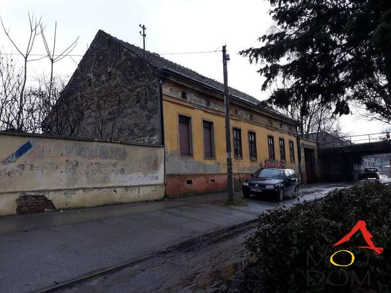 Real estate sale Novi Sad, registered house for demolition with auxiliary buildings and a workshop.
The plot-front is 26 m wide. Construction of a commercial building is permitted: SU P 2SP (Moj Dom real estate, Novi Sad, Reg. no. 174)