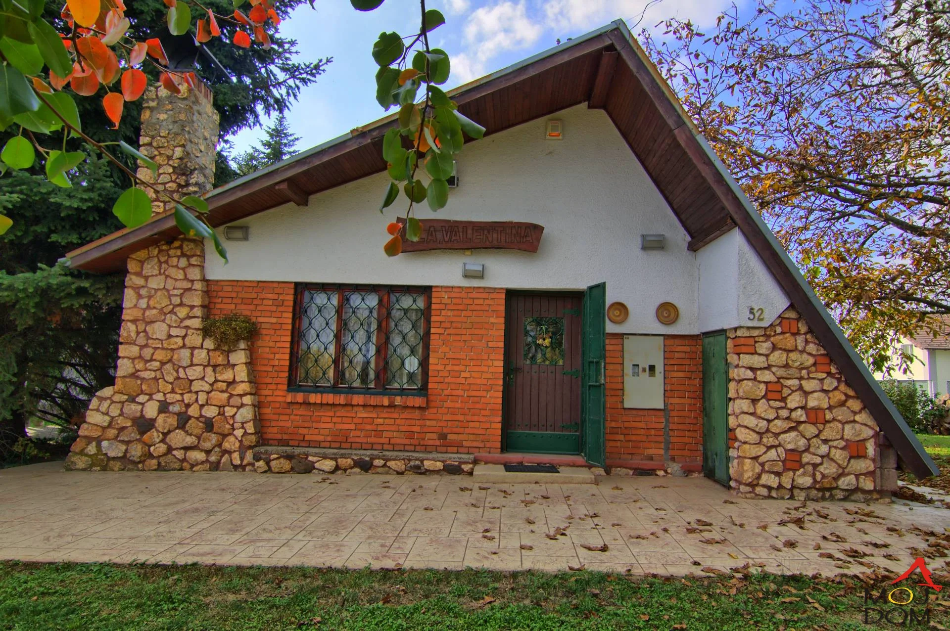 Agency "Moj Dom" presents: Exceptional weekend house near Irig

For sale is a beautiful weekend house located on a flat and regularly shaped plot of 1947m², with a large frontage to the main road. The location is extremely favorable, just after