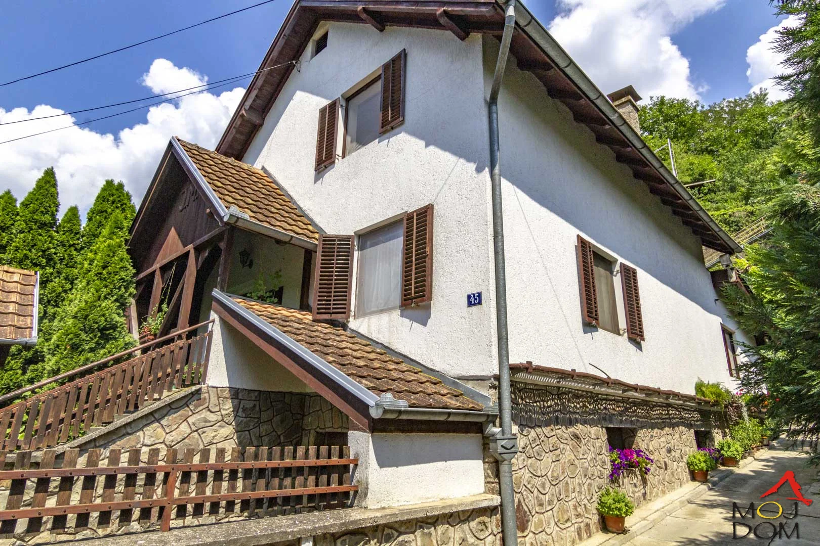 We are selling an excellent newer family house with a beautiful yard and private viewpoint in Stari Ledinci.

This house, built in 2000, is an extremely rare example on the real estate market, standing out because the plot has a large