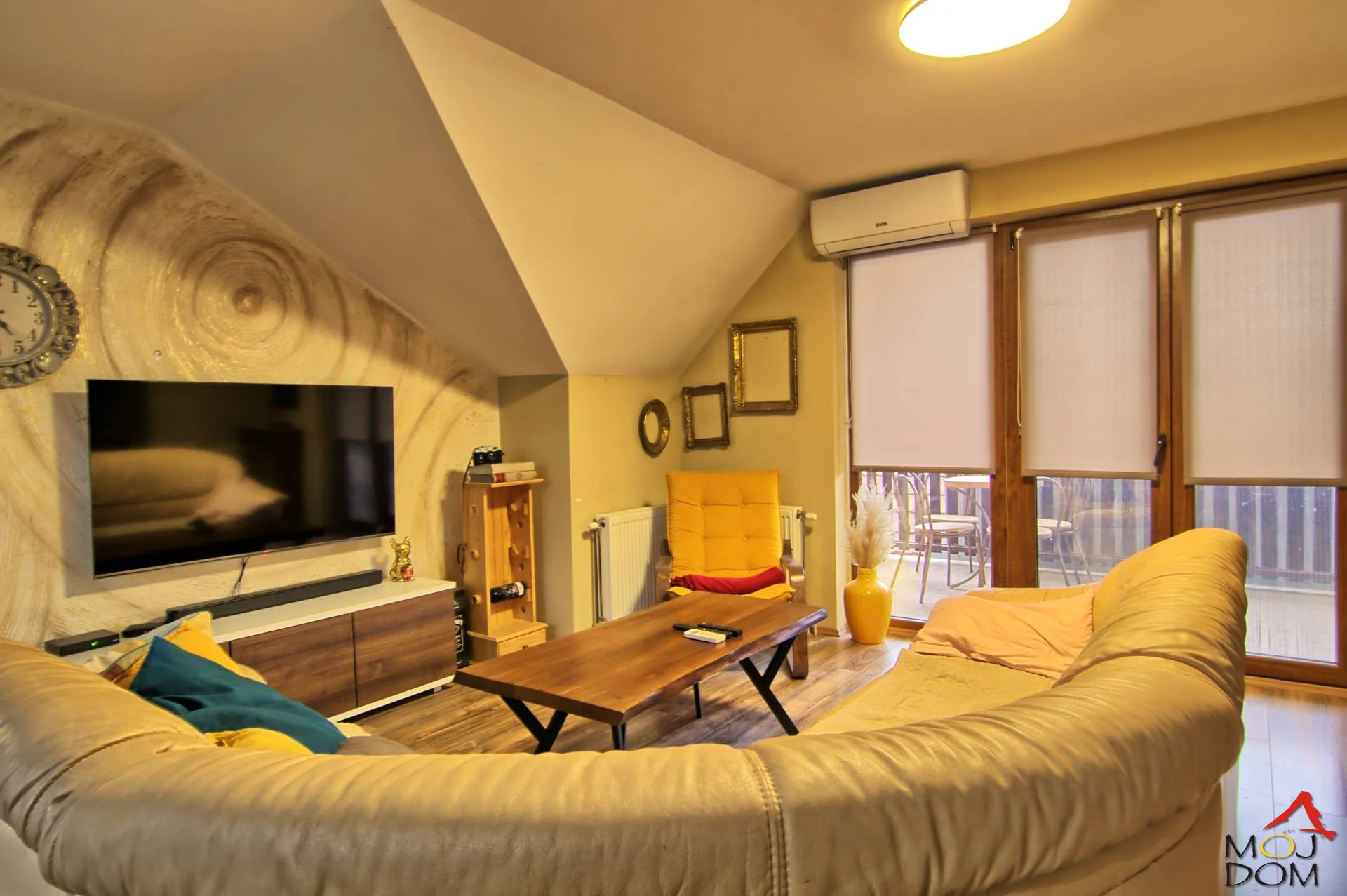 House with business space in Veternik
Moj Dom Agency is selling an excellent house with 92m2 living space and a total useful area of 333 m2, on a plot of 560 m2. The living area consists of 3 bedrooms, a kitchen with living room, bathroom, and
