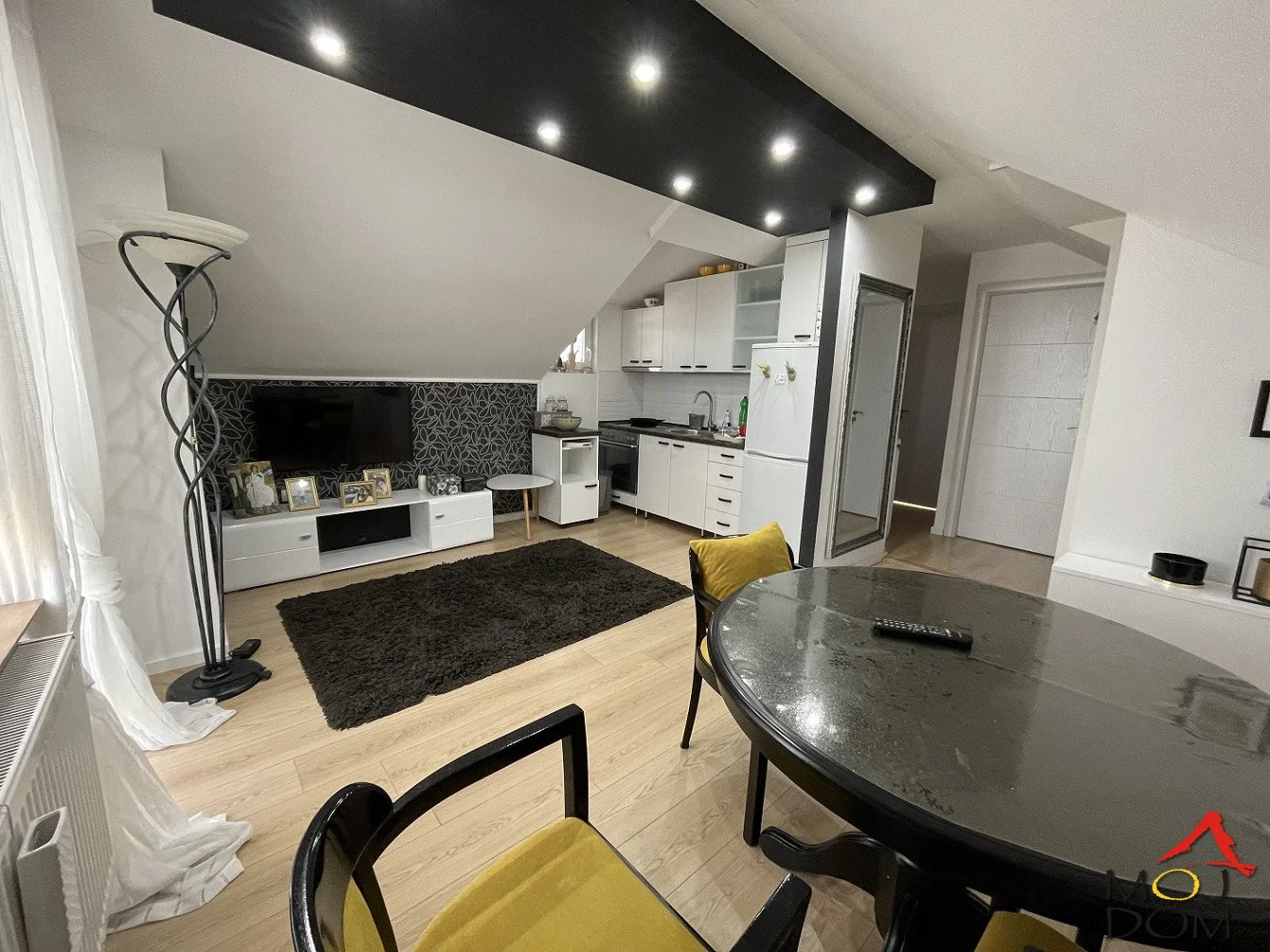 We offer a charming house in a quiet street in Veternik, with a total usable area of 109m², of which 76m² is living space.

The house consists of two parts:
 Ground floor – currently a workshop, but can easily be converted into living space