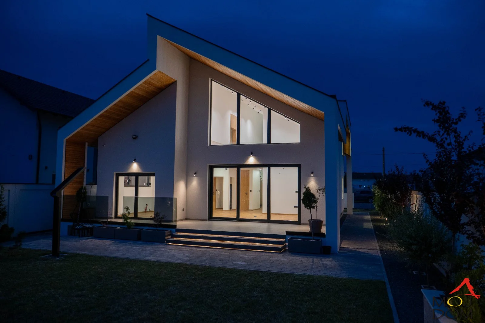 Unusual house in Veternik
A highlight from the offer!
High-quality built, unique, family home of modern design. Located 15 minutes' drive from the city center, in a quiet, wide street near a school and kindergarten.