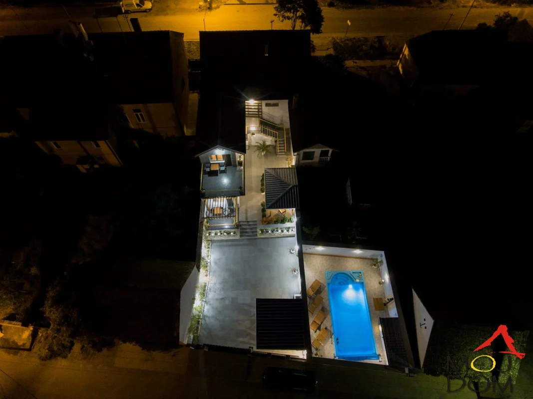 Prelepa stambena nekretnina u ponudi nalazi se u samom srcu Starog Slankamena, na placu površine 3,76 ari (376 m²), sa izuzetnom pozicijom između dve ulice i svega deset metara od obale Dunava. Objekat predstavlja pažljivo uređen i potpuno oprem
