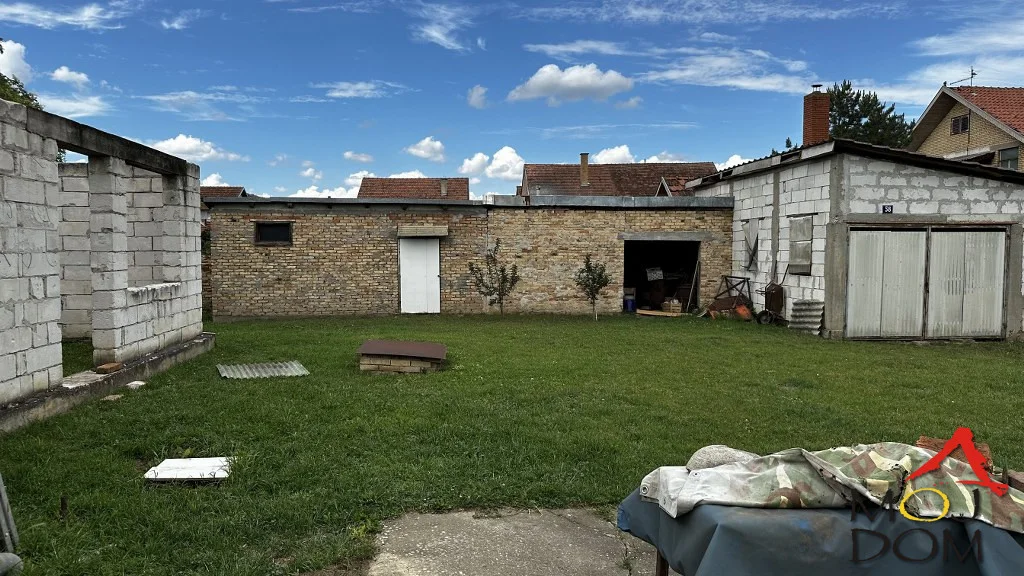 House with a large plot in the center of Futog
Moj Dom Agency presents to you an old building house in the center of Futog on the main road. The house and plot have all connections and every square meter is registered. The building is 346m2, the plot itself is 949 m2, and the dimensions are 24x