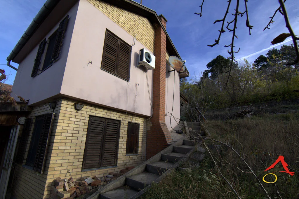 We are selling a weekend house on Čardak, located on a beautiful plot of 977m², with an outstanding view of Novi Sad. The plot has a width of 30 meters, making it one of the rare plots on Čardak with such width. The parcel is slightly sloped and