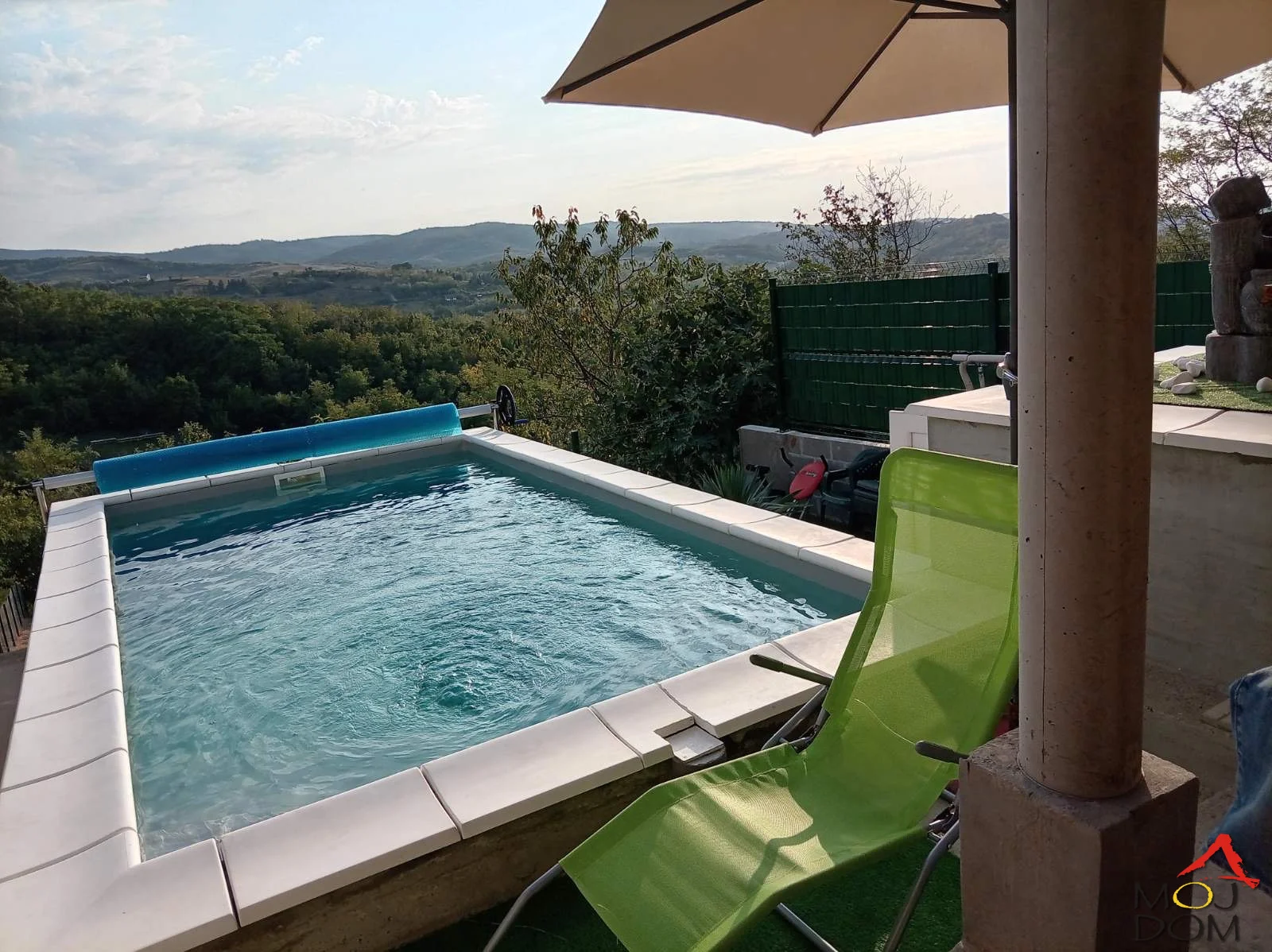 For sale: Fully renovated house in excellent condition, 42 m² on the ground floor, with a finished upper level and large plot, just 15 km from Novi Sad and 2 km from Beočin. The house is on a beautiful clearing with a double entrance—from both