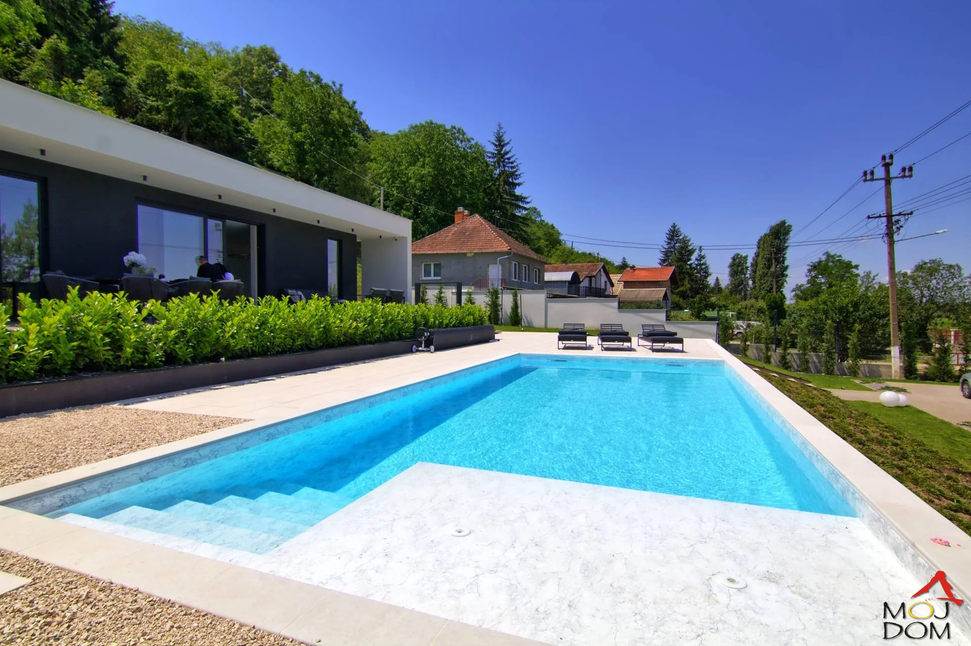 House at an ideal location for a comfortable home that is at the same time far enough from the fast-paced city life, yet close enough for all daily tasks or life needs. Direct road access allows smooth transition from this green oasis of peace into vibrant