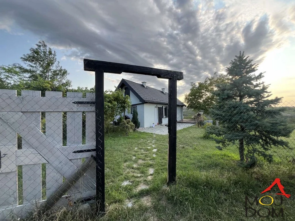 Functional small house for sale – weekend house in Banstol Plot: 25 ares For sale is a weekend house located on a spacious plot of 25 ares, ideal for nature and peace lovers. Layout: Upper level – bathroom with natural ventilation,