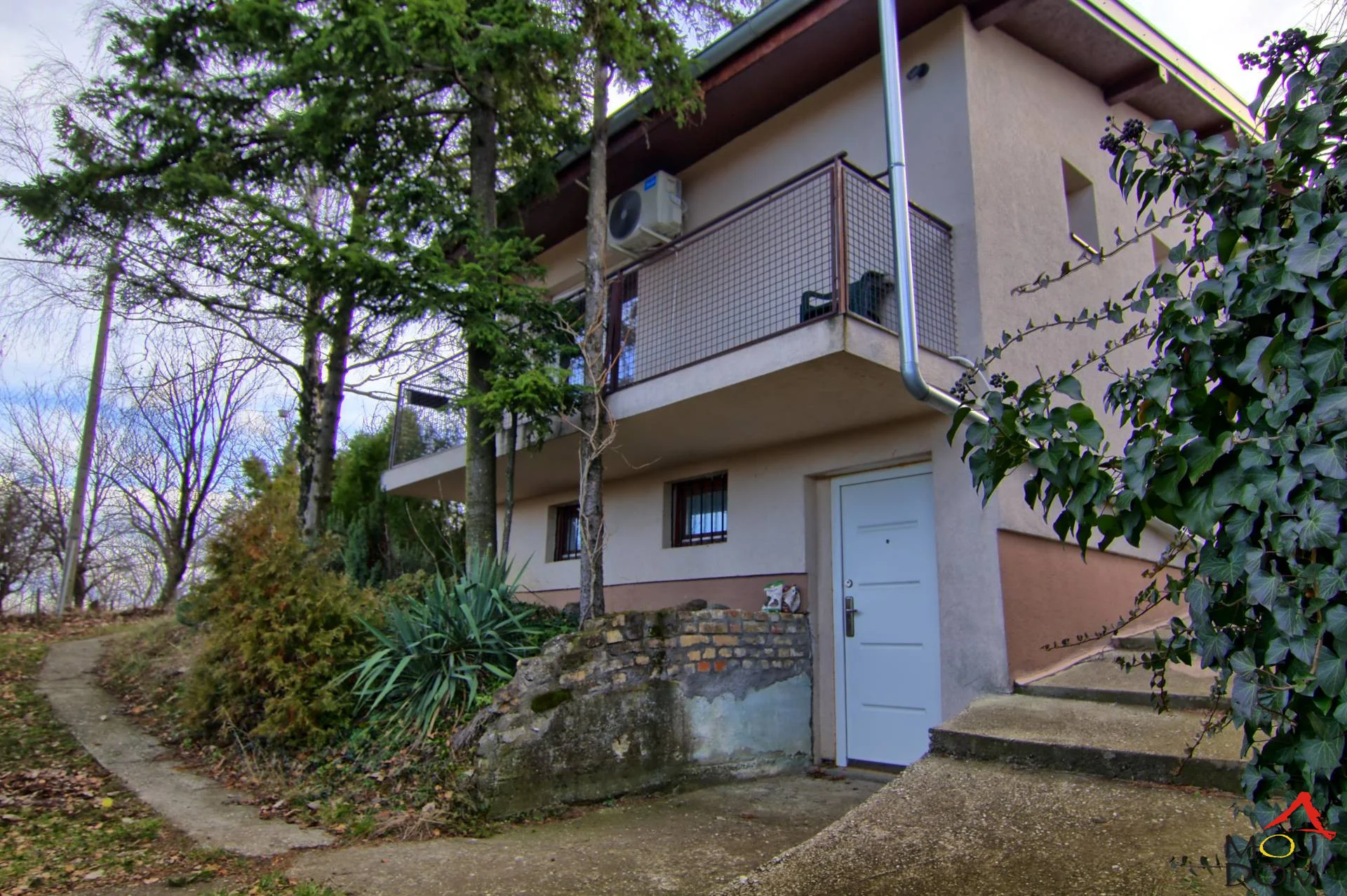 Moj Dom presents an exceptional weekend house at the attractive Liparija location, on a spacious plot of 2,867 m², with a beautiful open view towards Novi Sad and the Danube.
The plot includes a natural spring with a capacity of about 500 liters per day, plus