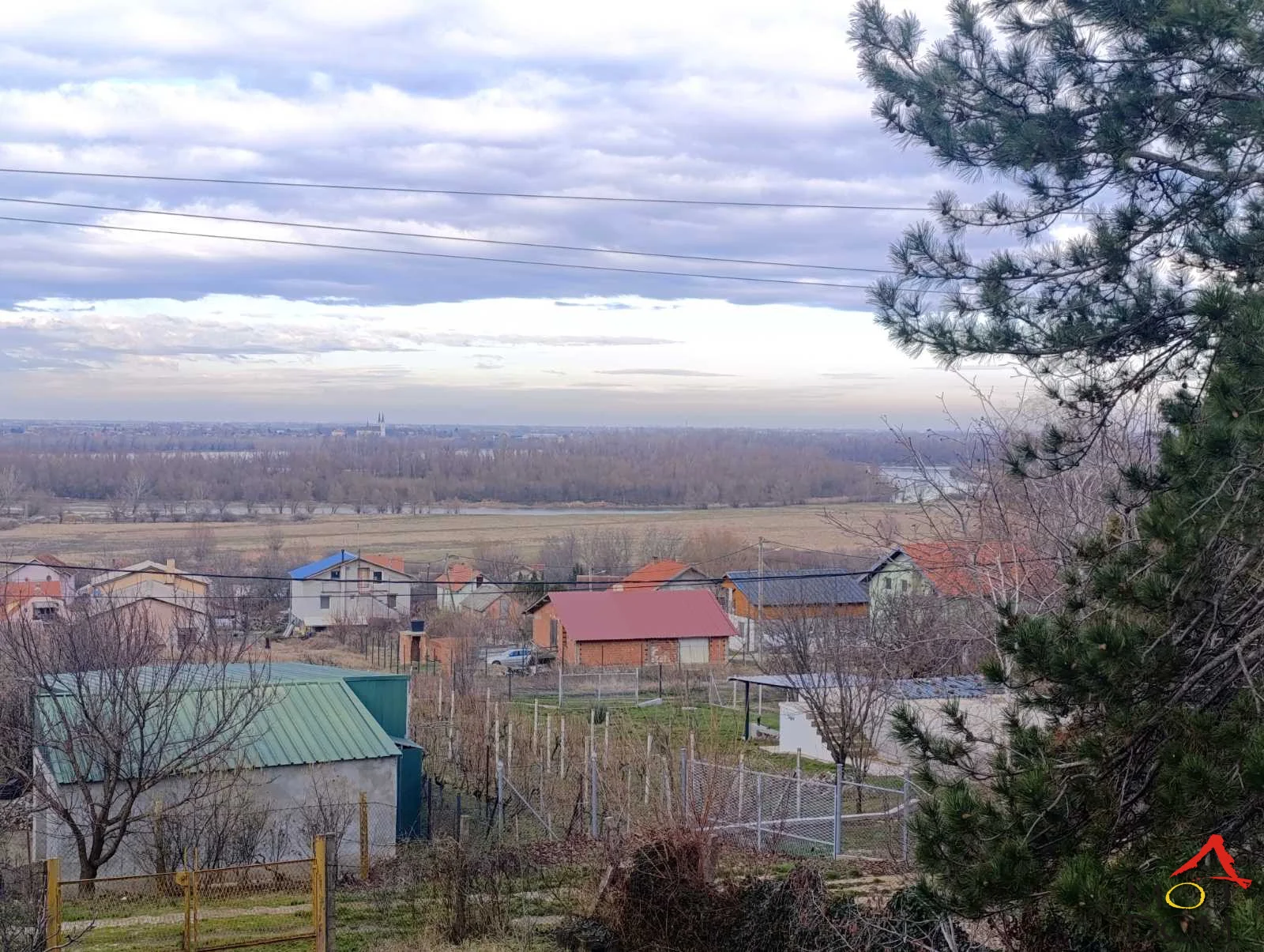 We are selling a regularly shaped plot in a beautifully elevated location with a direct view of the Danube.

The plot comes with a registered weekend house of 50m², as well as auxiliary premises of 23m², which allows for the construction of a new multi-story building totaling