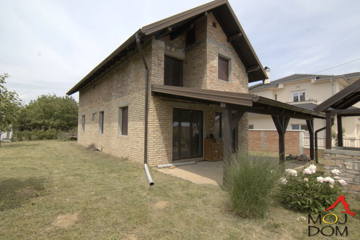 Attractive location, close to the city yet peaceful and quiet, dead-end street convenient for children, no traffic. The house is unfinished—it's up to you to choose the type of flooring, tiles, sanitary ware, and the color of the walls yourself. Heating is distributed through the screed.