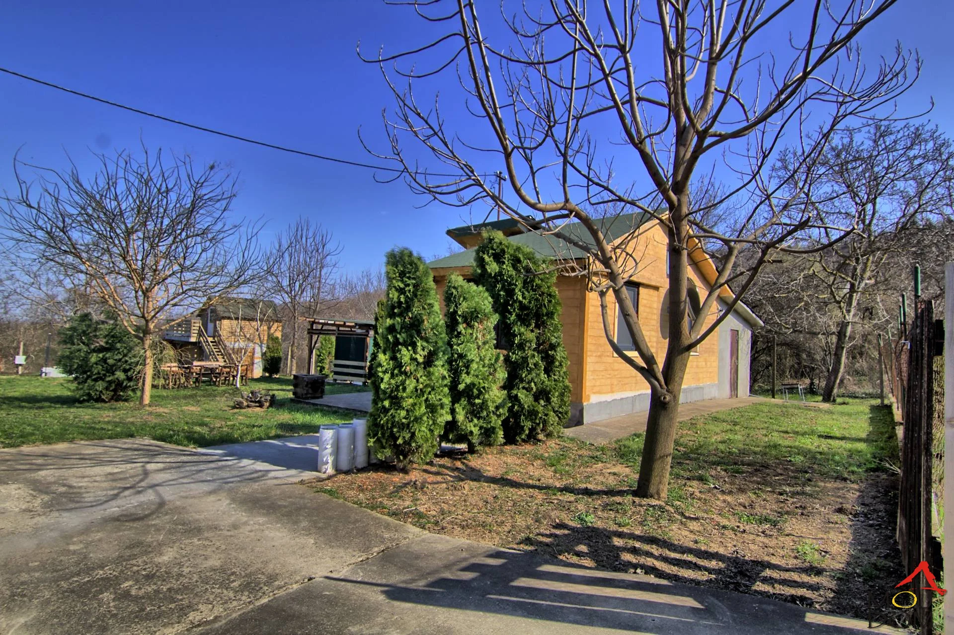 Moj Dom Real Estate Agency (Novi Sad, Reg. No. 174) offers a weekend house with an area of 56 m² (registered 30 m²) with a 20 m² auxiliary building and land totaling 1.6 ha, in a beautiful natural setting near Villa Stanković and the Danube.