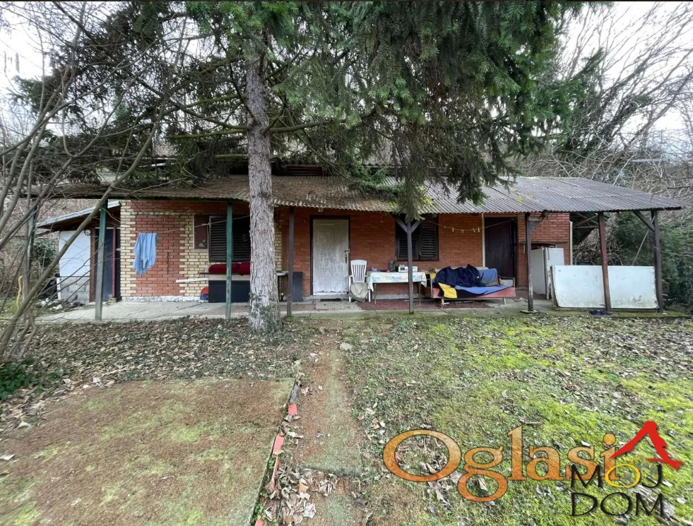 Weekend house with a view of the Danube in Čerević – 50 m² on a 1200 m² plot, peace and nature

For sale, a weekend house in a weekend settlement between Čerević and Banoštor, situated on an elevation with a beautiful view of the Danube. The property is on a spacious