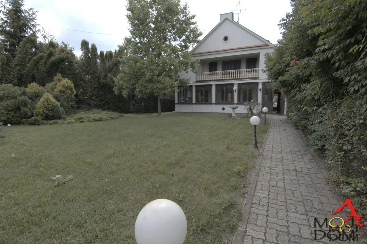 We present to you a large family house in the heart of Popovica.
The house features spacious terraces and large rooms, ideal for a larger family. 
A huge yard full of greenery with its own irrigation system and a beautiful view of the surroundings.