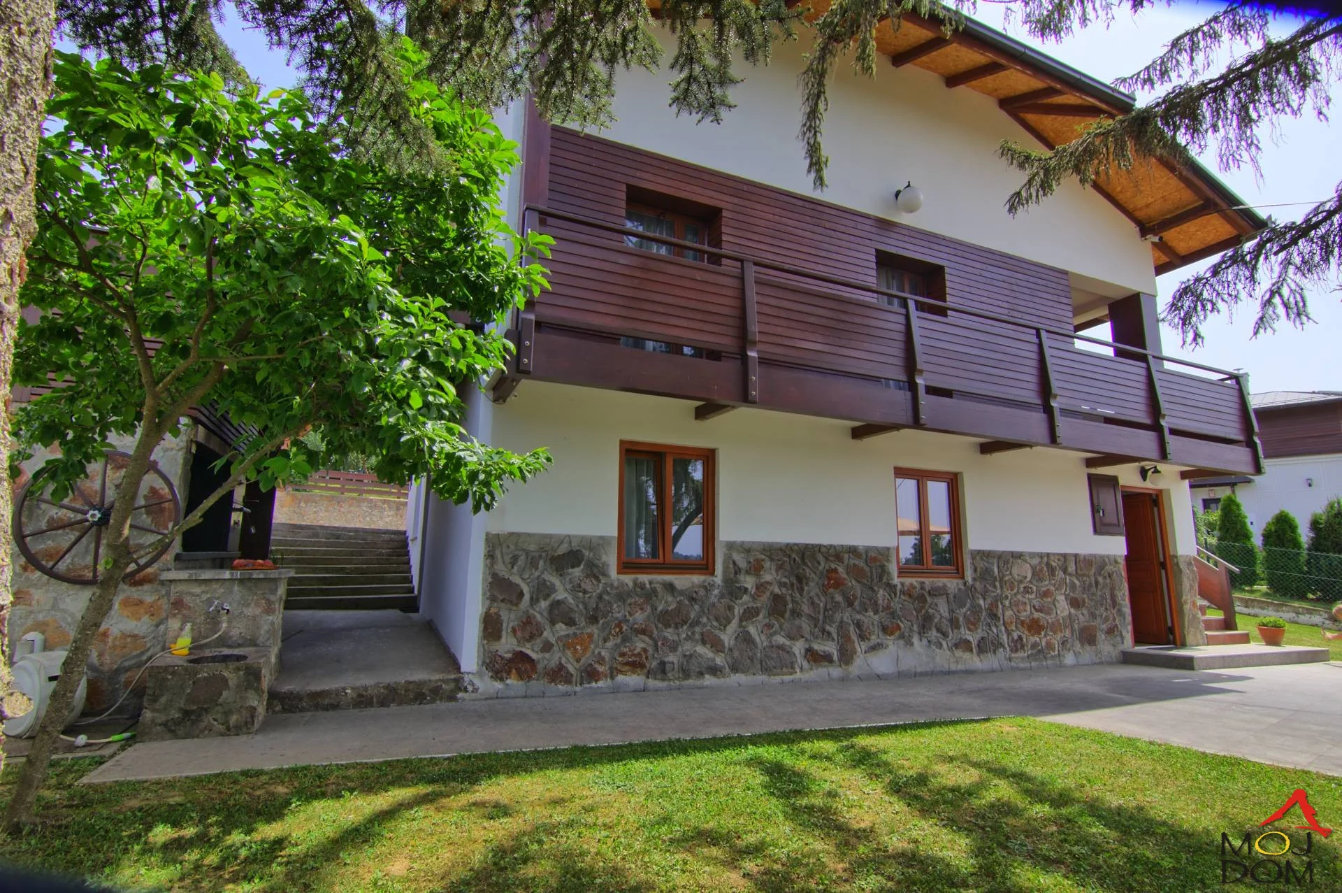 For sale: unique hillside house located in the best part of Vrdnik, ideal for those seeking peace and comfort in nature. This fenced plot of 1,469 m² offers everything you need, including phone, internet, gas, water supply, and sewage system.