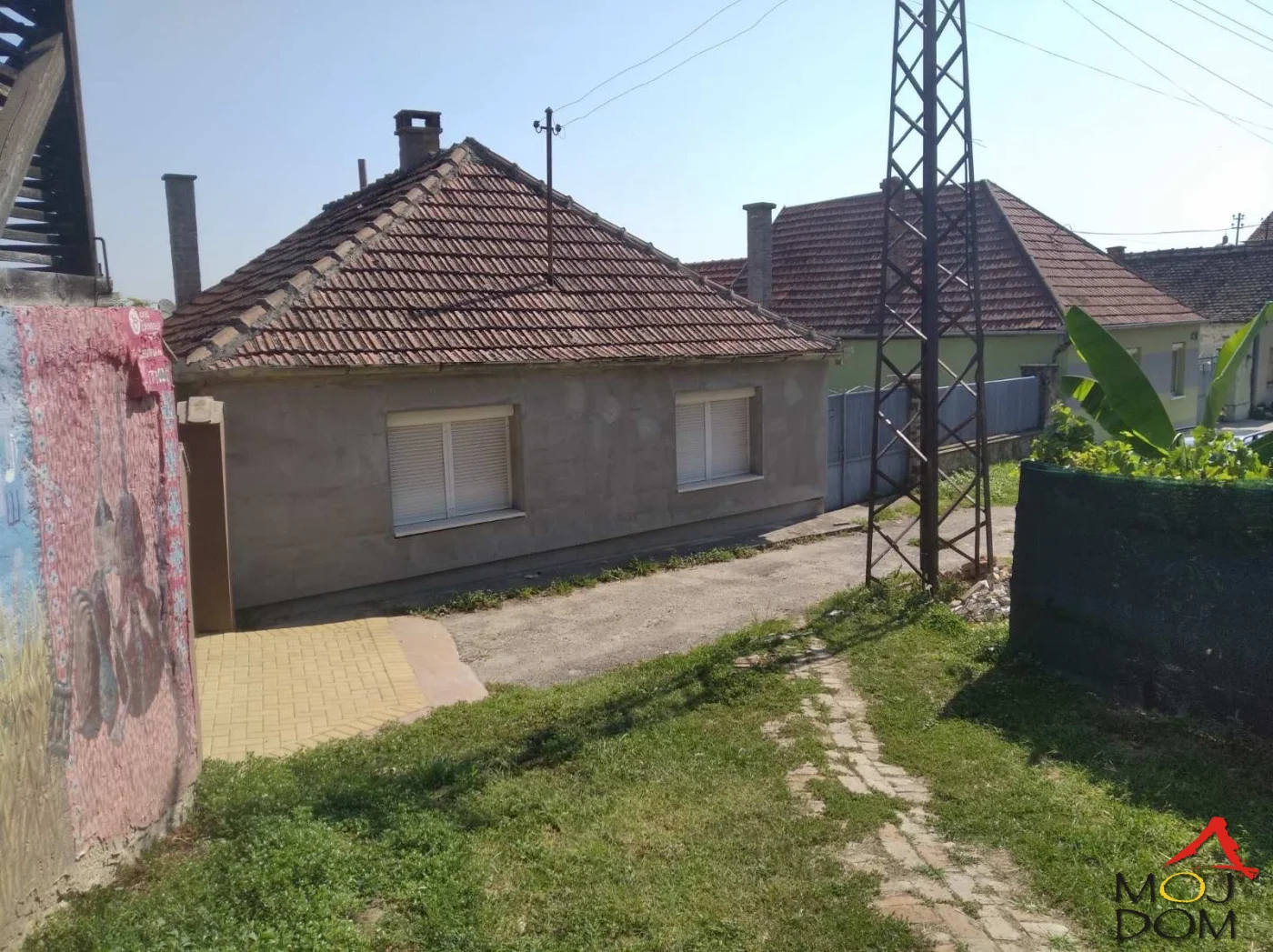 For sale: house in Sremski Karlovci, located in a quiet and pleasant part of the neighborhood, just a few minutes from the center.

The building has an area of 72 m², older construction, and sits on a flat plot of 356 m² which provides excellent possibilities both for reno