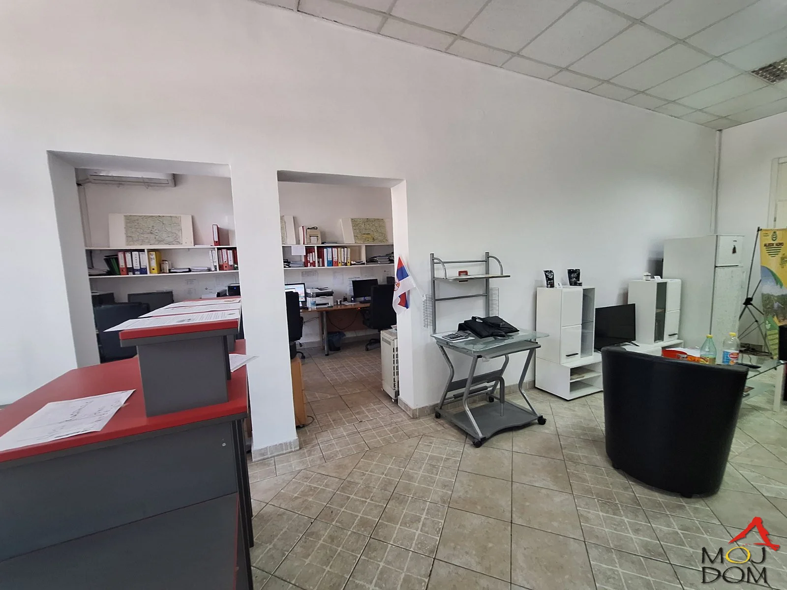 - The space is located in a highly attractive location (wider city center), near the Emergency Center, Polyclinic, Children's Hospital, Fair, Bulevar Evrope, Park Hotel and Prezident Hotel, ...;
- The space faces the street, with large glass surfaces.