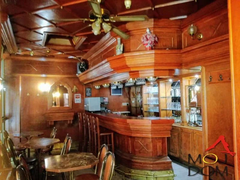 We are selling a premises in a very busy location. The business has been operating since 1993, from the very beginning in hospitality. There is an entrance from the shopping center and the main entrance from the street. In front of the premises, there is a terrace permitted by municipal use regulations.