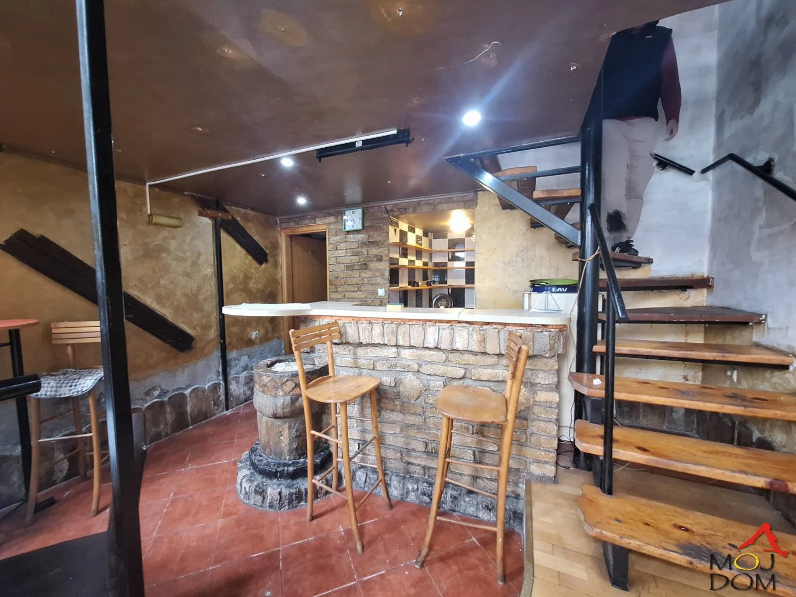 Premises for sale in Grbavica.
Ground floor area is 21m2, and on the upper floor there is a gallery of 10m2.
Ideal for a café or a Pub.
Contact: 0603088993
Ref: 9104253
Moj Dom Nekretnine, Novi Sad, Reg.no. 174